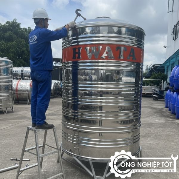 Kỹ sư Công Nghiệp Tốt đang lắp đặt bồn nước inox 500L tại công trình, kiểm tra chân đế và đường nước